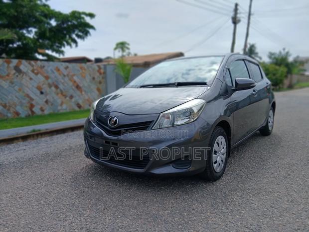 Toyota Vitz 1.3 FWD 5dr 2013 Gray