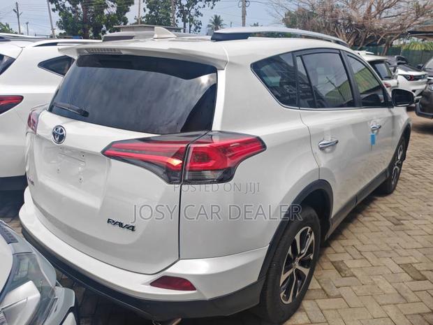 Toyota RAV4 LE FWD 2019 White