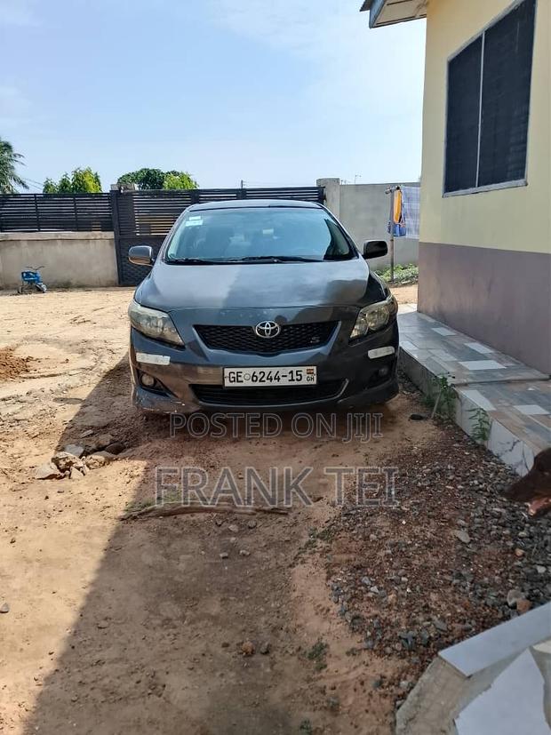Toyota Corolla Base 4dr Sedan (1.8L 4cyl 5M) 2010 Gray