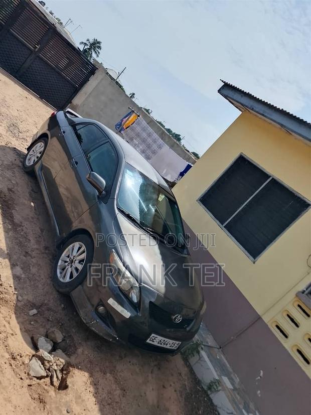 Toyota Corolla Base 4dr Sedan (1.8L 4cyl 5M) 2010 Gray