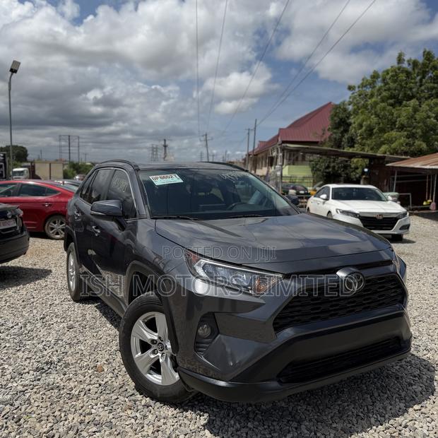 Toyota RAV4 XLE 2021 Gray