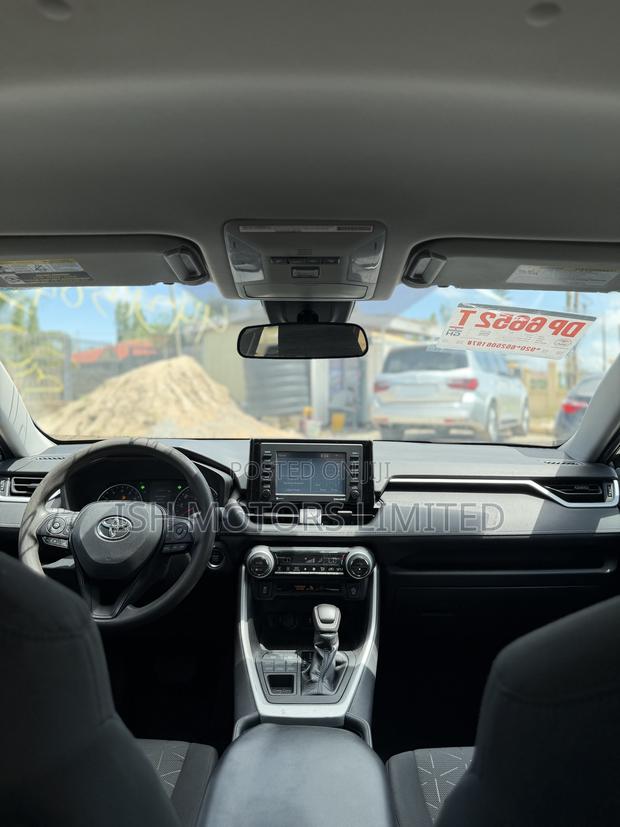 Toyota RAV4 XLE 2021 Gray