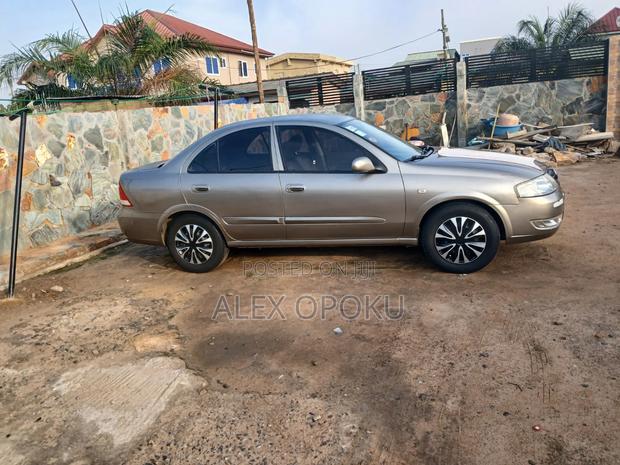 Nissan Sunny 2012 Gold