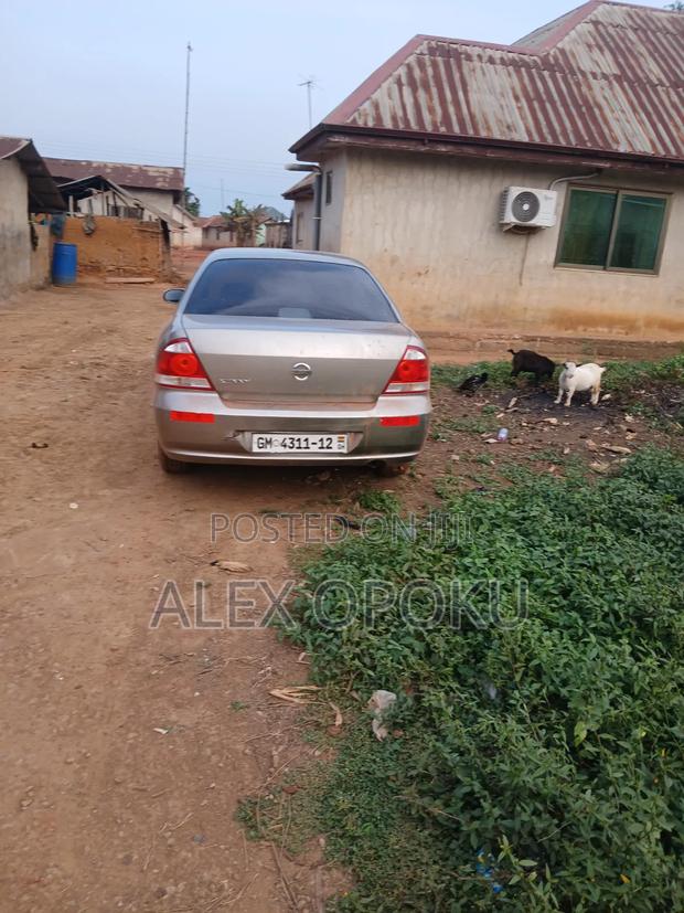 Nissan Sunny 2012 Gold