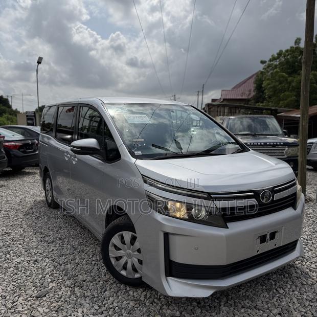 Toyota Voxy 2015 Silver
