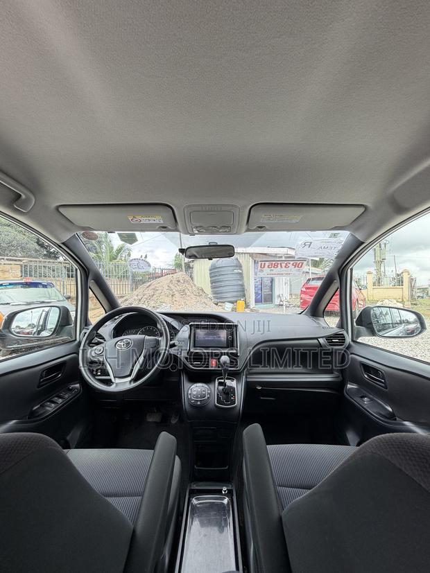 Toyota Voxy 2015 Silver