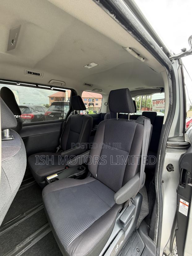 Toyota Voxy 2015 Silver