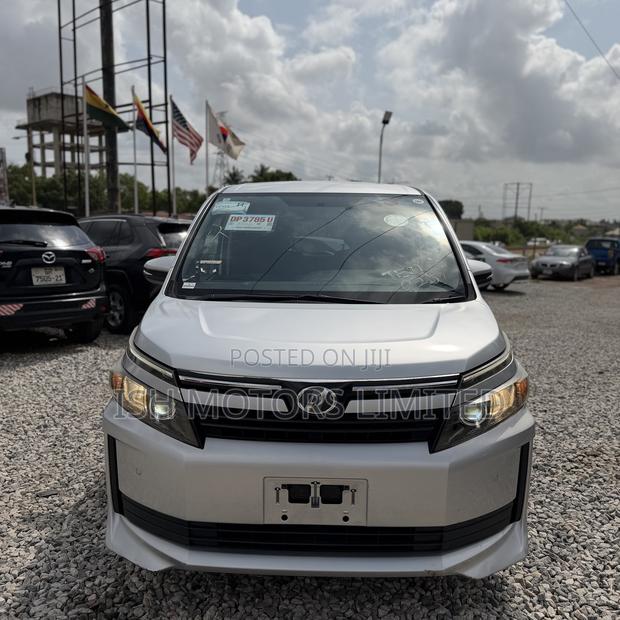 Toyota Voxy 2015 Silver