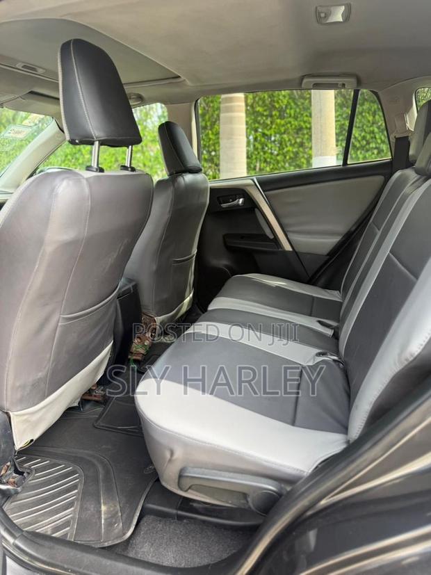 Toyota RAV4 XLE 4dr SUV AWD (2.5L 4cyl 6A) 2015 Gray