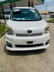 Toyota Voxy 2013 White for sale