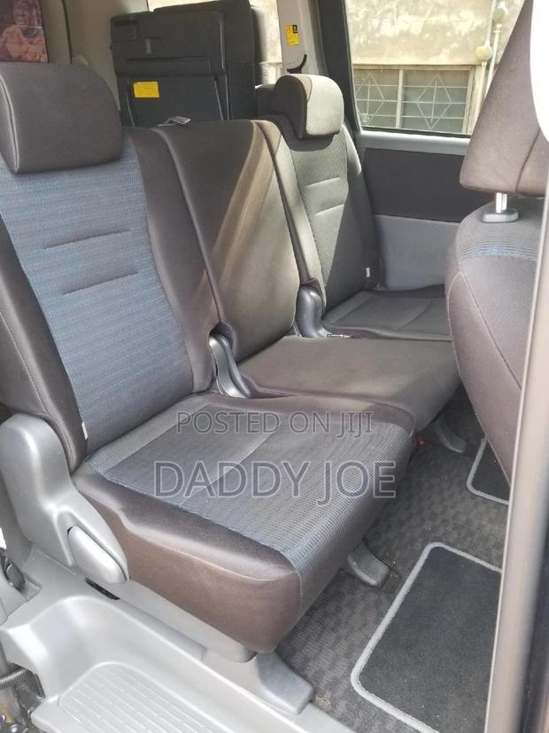 Toyota Voxy 2009 Blue