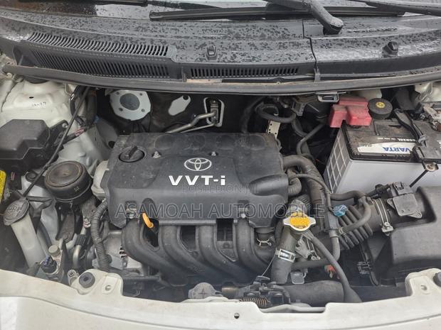 Toyota Vitz 2010 White