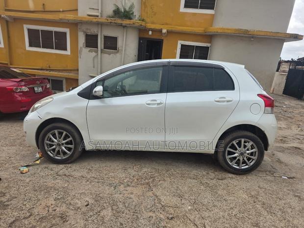 Toyota Vitz 2010 White