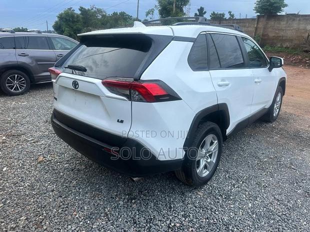 Toyota RAV4 2021 White