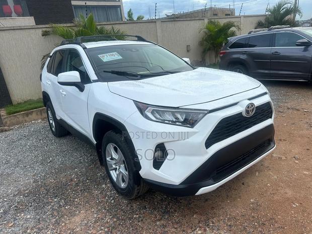 Toyota RAV4 2021 White