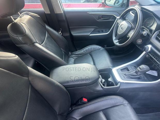 Toyota RAV4 2021 White