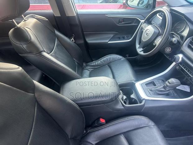 Toyota RAV4 2021 White