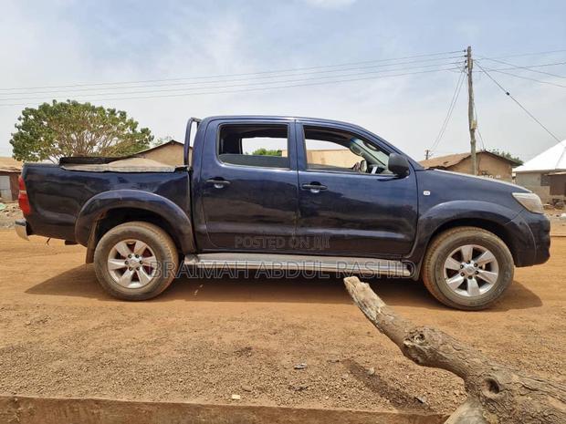 Toyota Hilux 2013 Blue