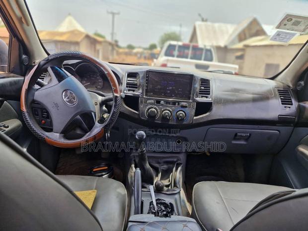 Toyota Hilux 2013 Blue