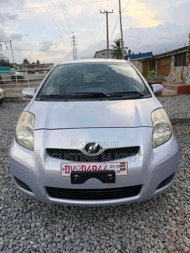 Toyota Vitz 2010 Silver