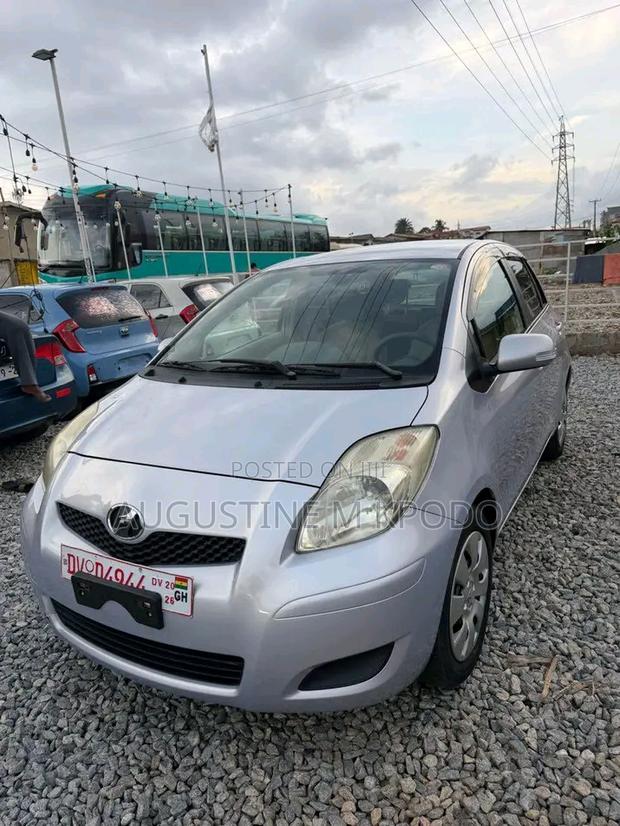 Toyota Vitz 2010 Silver
