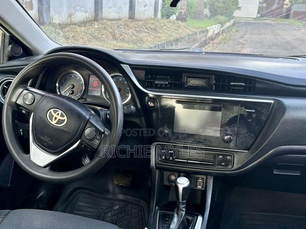 Toyota Corolla LE Eco (1.8L 4cyl 2A) 2018 White