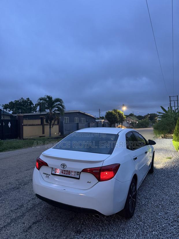Toyota Corolla SE (1.8L 4cyl 2A) 2018 White
