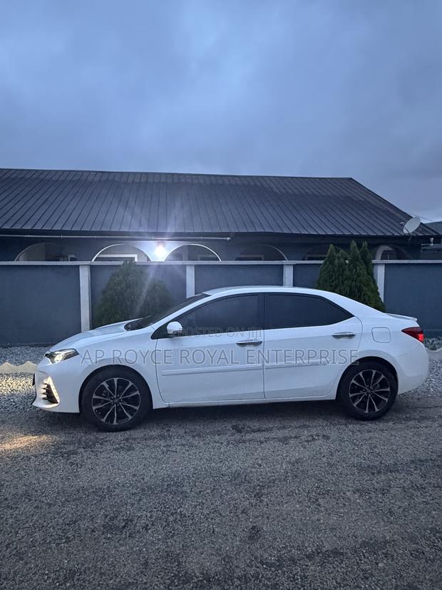 Toyota Corolla SE (1.8L 4cyl 2A) 2018 White