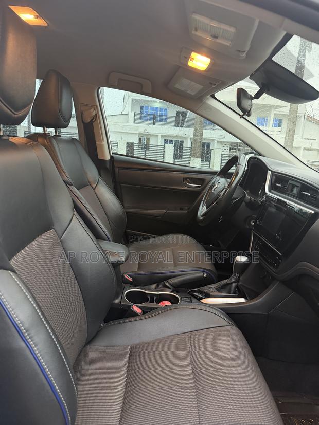 Toyota Corolla SE (1.8L 4cyl 2A) 2018 White