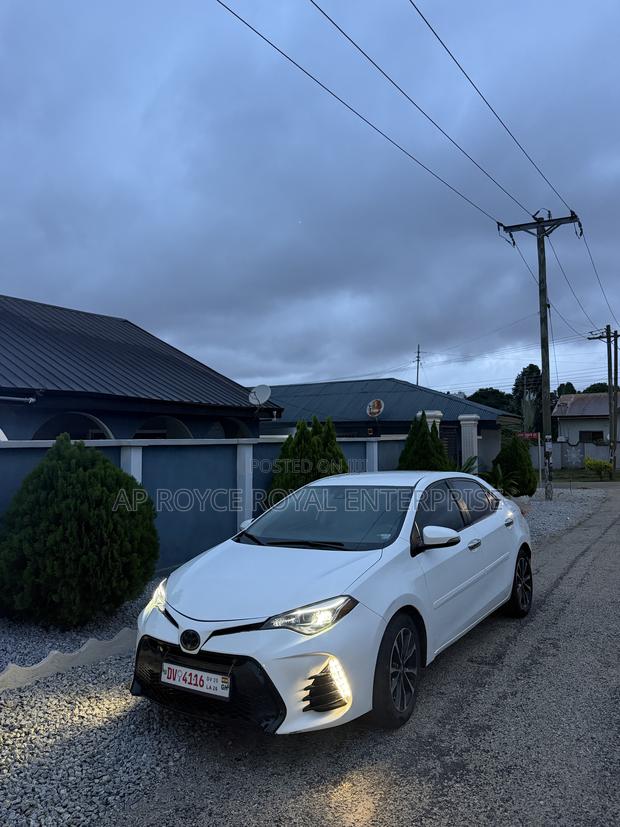 Toyota Corolla SE (1.8L 4cyl 2A) 2018 White