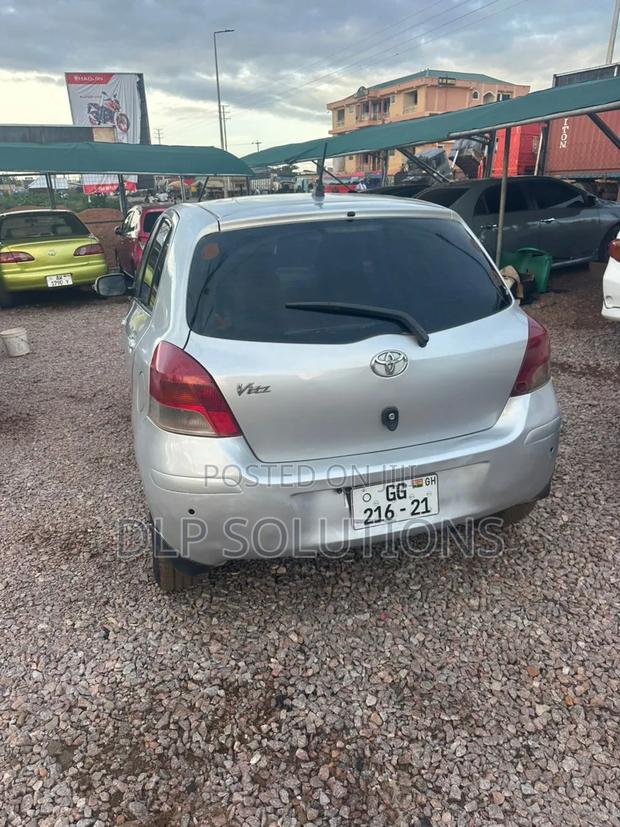 Toyota Vitz 1.3 FWD 5dr 2010 Silver