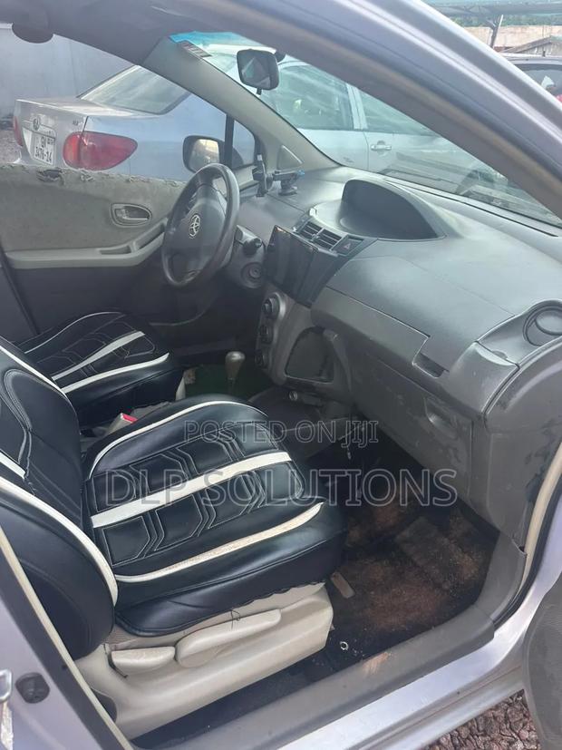 Toyota Vitz 1.3 FWD 5dr 2010 Silver