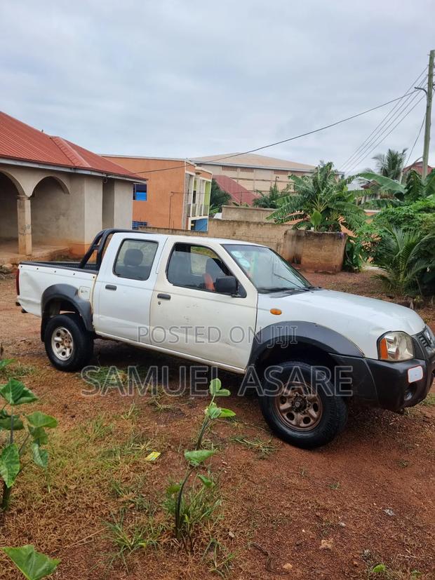 Nissan Hardbody 2009 White