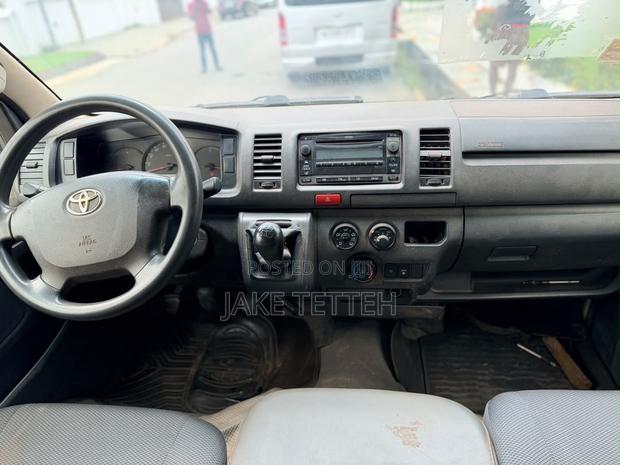 Toyota HiAce 2012 White