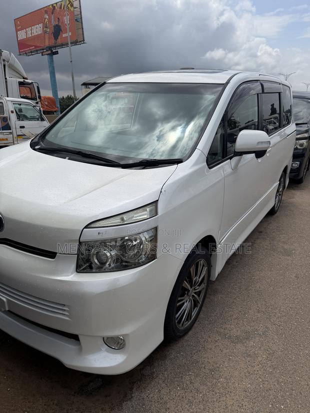 Toyota Voxy 2011 White