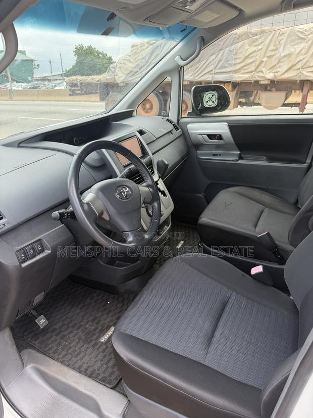 Toyota Voxy 2011 White