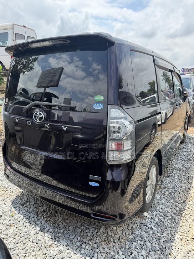 Toyota Voxy 2011
