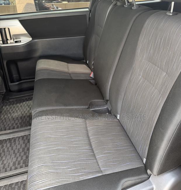 Toyota Voxy 2011