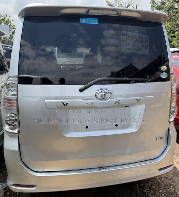 Toyota Voxy 2010 Silver