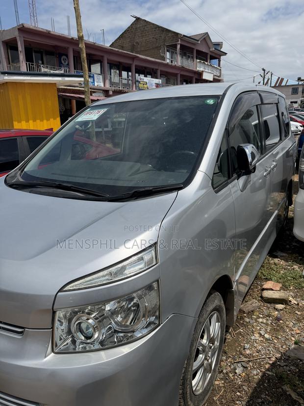 Toyota Voxy 2010 Silver