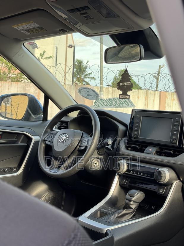 Toyota RAV4 LE AWD 2019 Blue