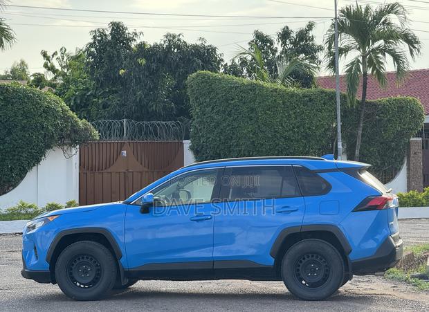 Toyota RAV4 LE AWD 2019 Blue