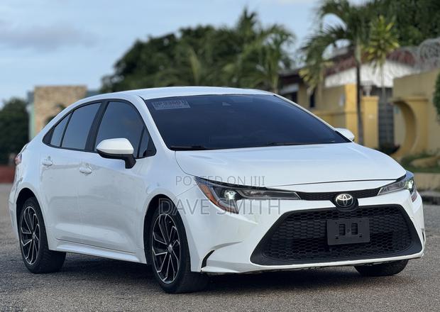 Toyota Corolla LE 2020 White