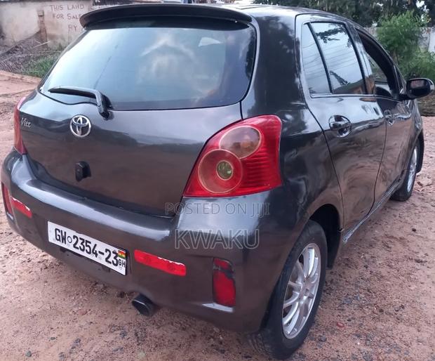 Toyota Vitz 2010 Gray