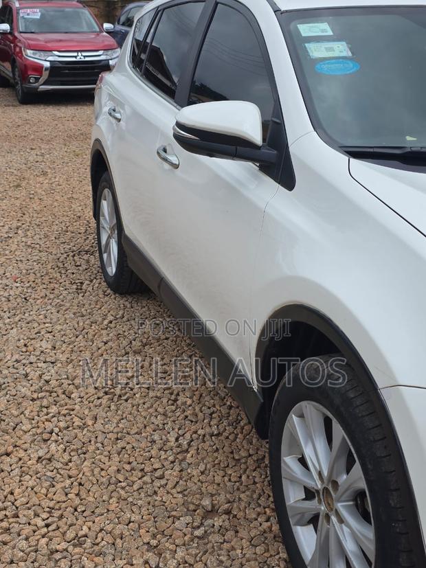 Toyota RAV4 LE AWD (2.5L 4cyl 6A) 2017 White