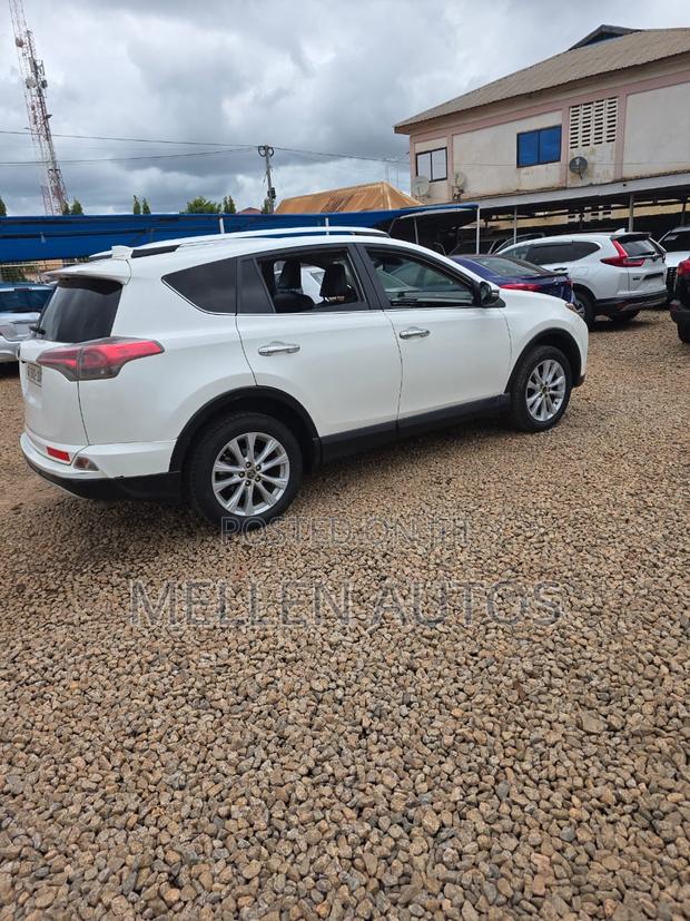 Toyota RAV4 LE AWD (2.5L 4cyl 6A) 2017 White