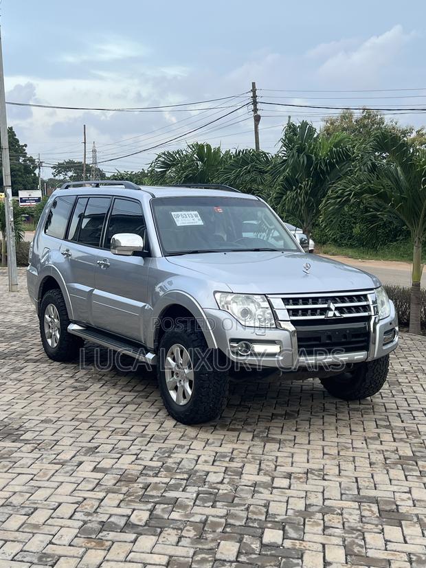 Mitsubishi Pajero 2017 Silver