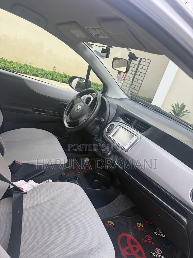Toyota Vitz 1.3 FWD 5dr 2013 Silver