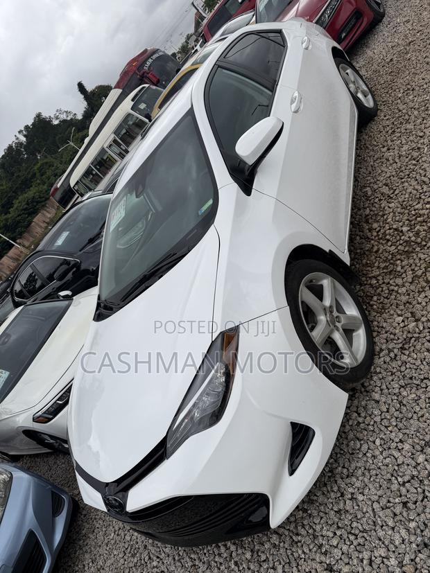 Toyota Corolla LE (1.8L 4cyl 2A) 2018 White
