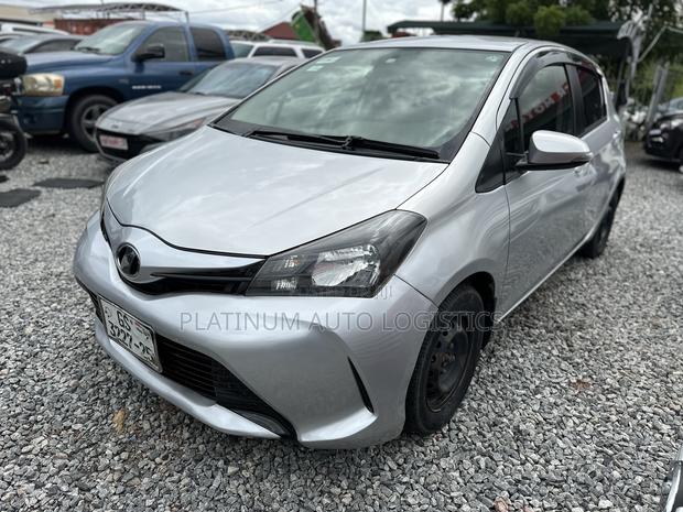 Toyota Vitz 2015 Silver